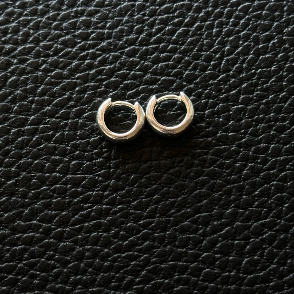 GLDN — Ona Huggie Hoops (9MM Hinge Huggie Hoops)